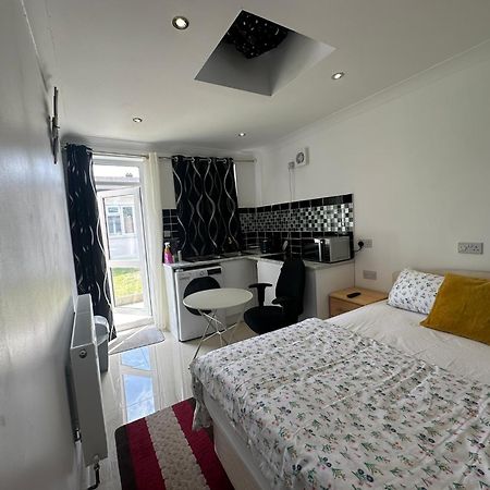 Luxury Ensuite Studio In Crayford Dartford Bexley London With Full Kitchen And Side Garden Alleyway Entrance Erith Exteriér fotografie
