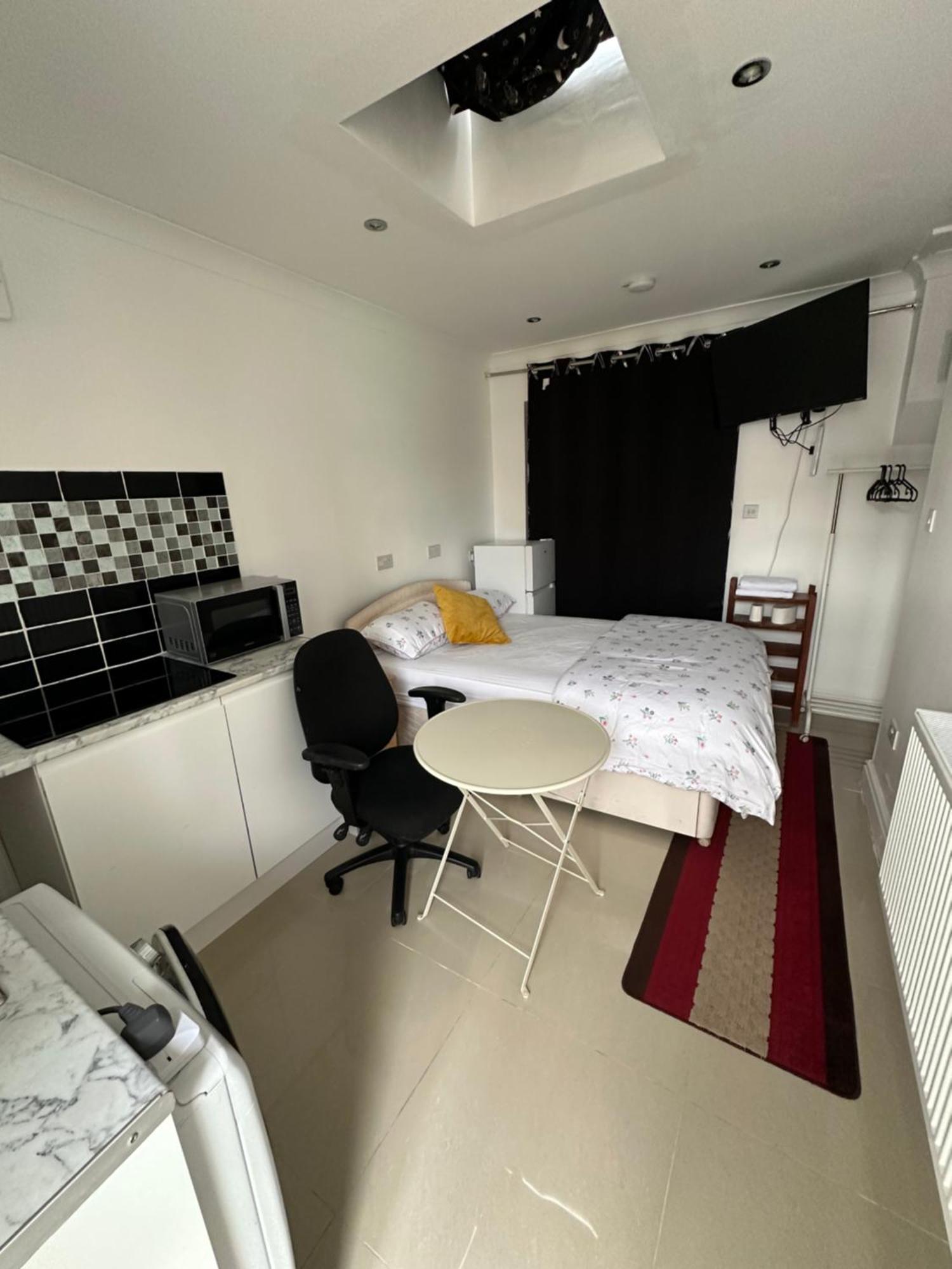 Luxury Ensuite Studio In Crayford Dartford Bexley London With Full Kitchen And Side Garden Alleyway Entrance Erith Exteriér fotografie