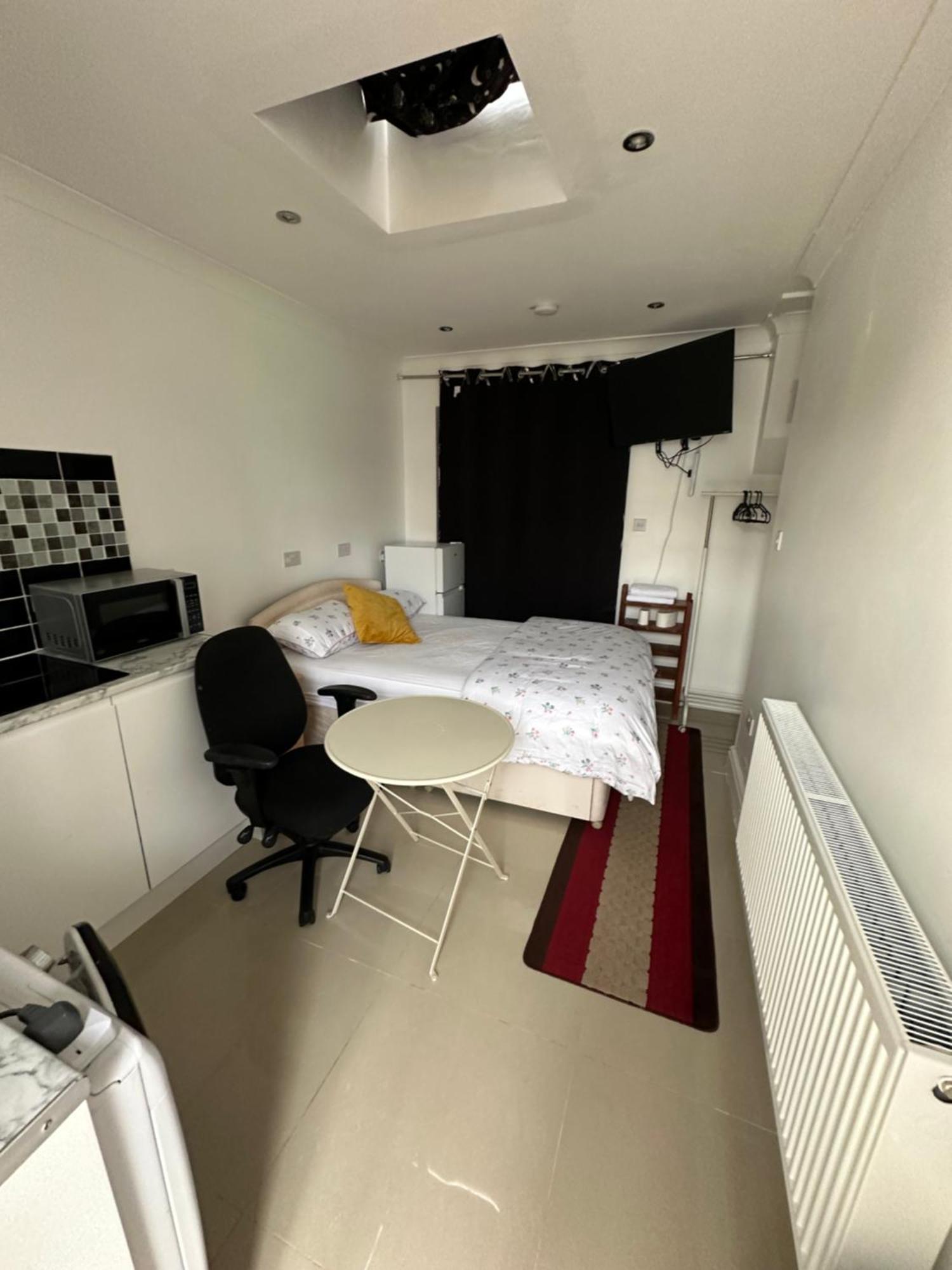 Luxury Ensuite Studio In Crayford Dartford Bexley London With Full Kitchen And Side Garden Alleyway Entrance Erith Exteriér fotografie