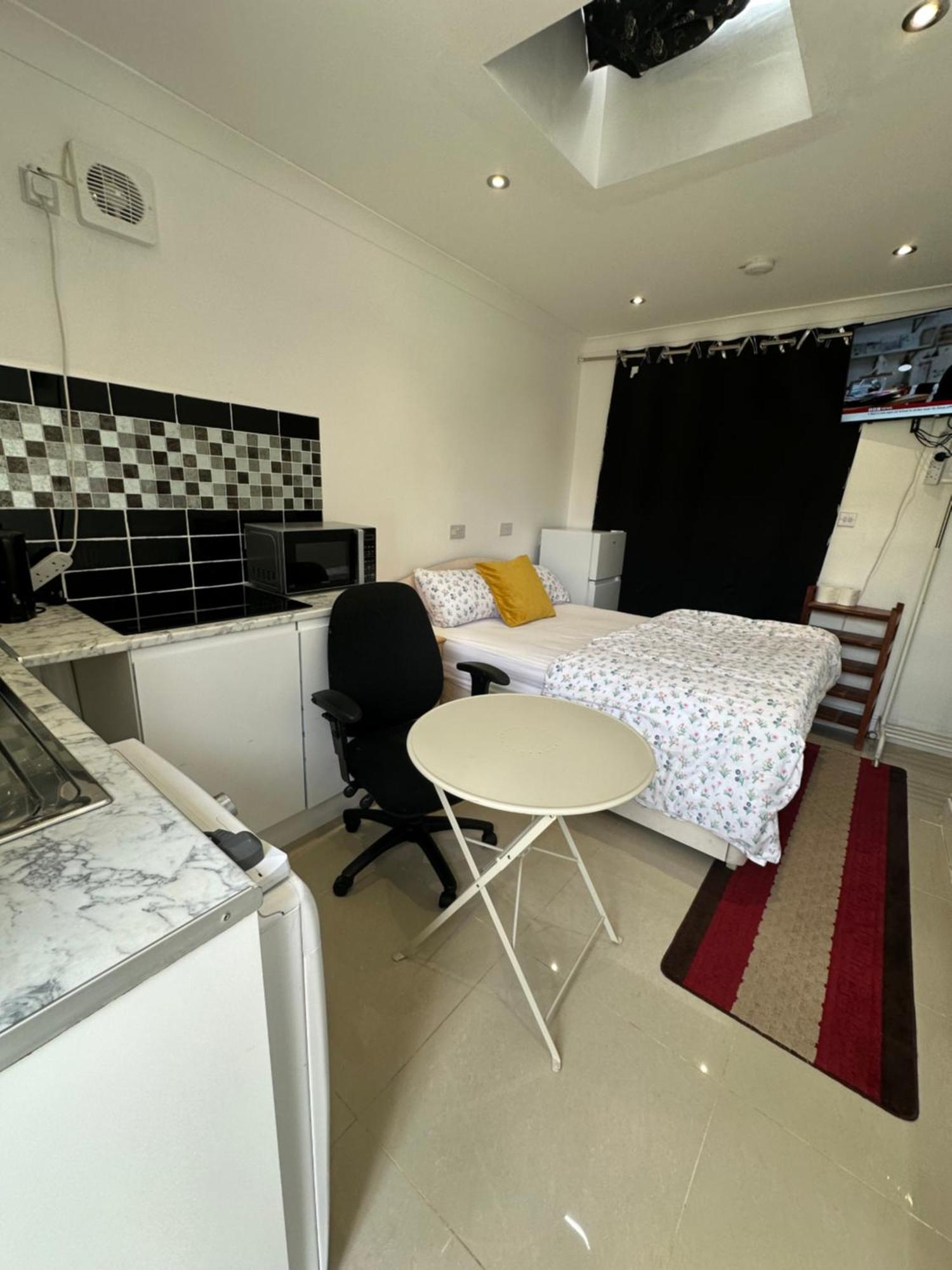 Luxury Ensuite Studio In Crayford Dartford Bexley London With Full Kitchen And Side Garden Alleyway Entrance Erith Exteriér fotografie