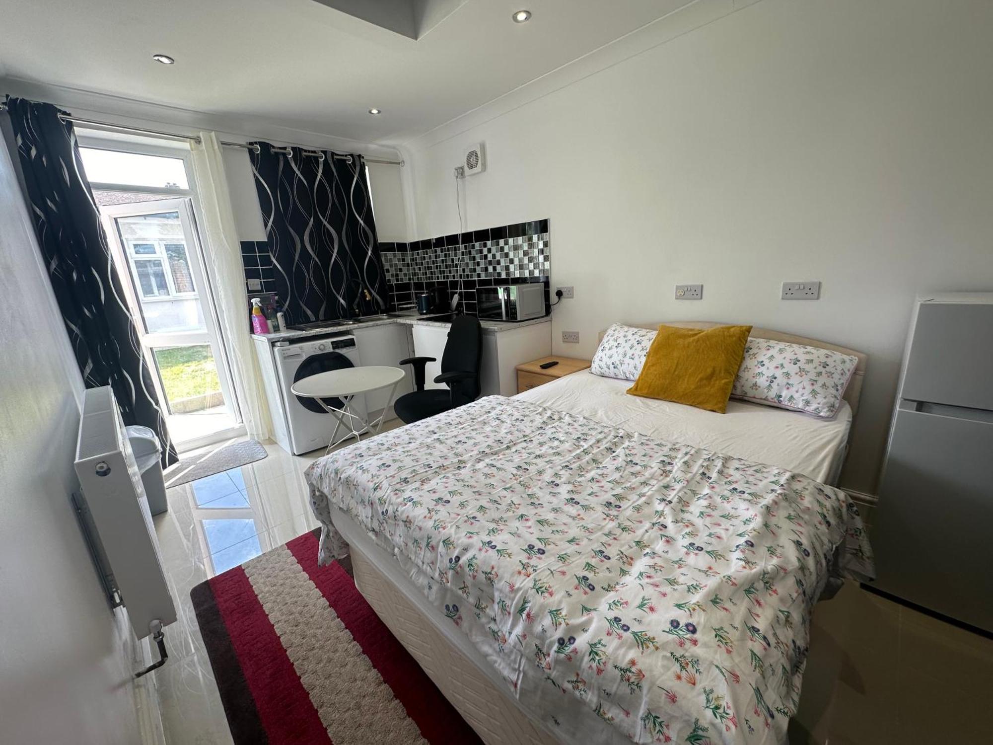 Luxury Ensuite Studio In Crayford Dartford Bexley London With Full Kitchen And Side Garden Alleyway Entrance Erith Exteriér fotografie