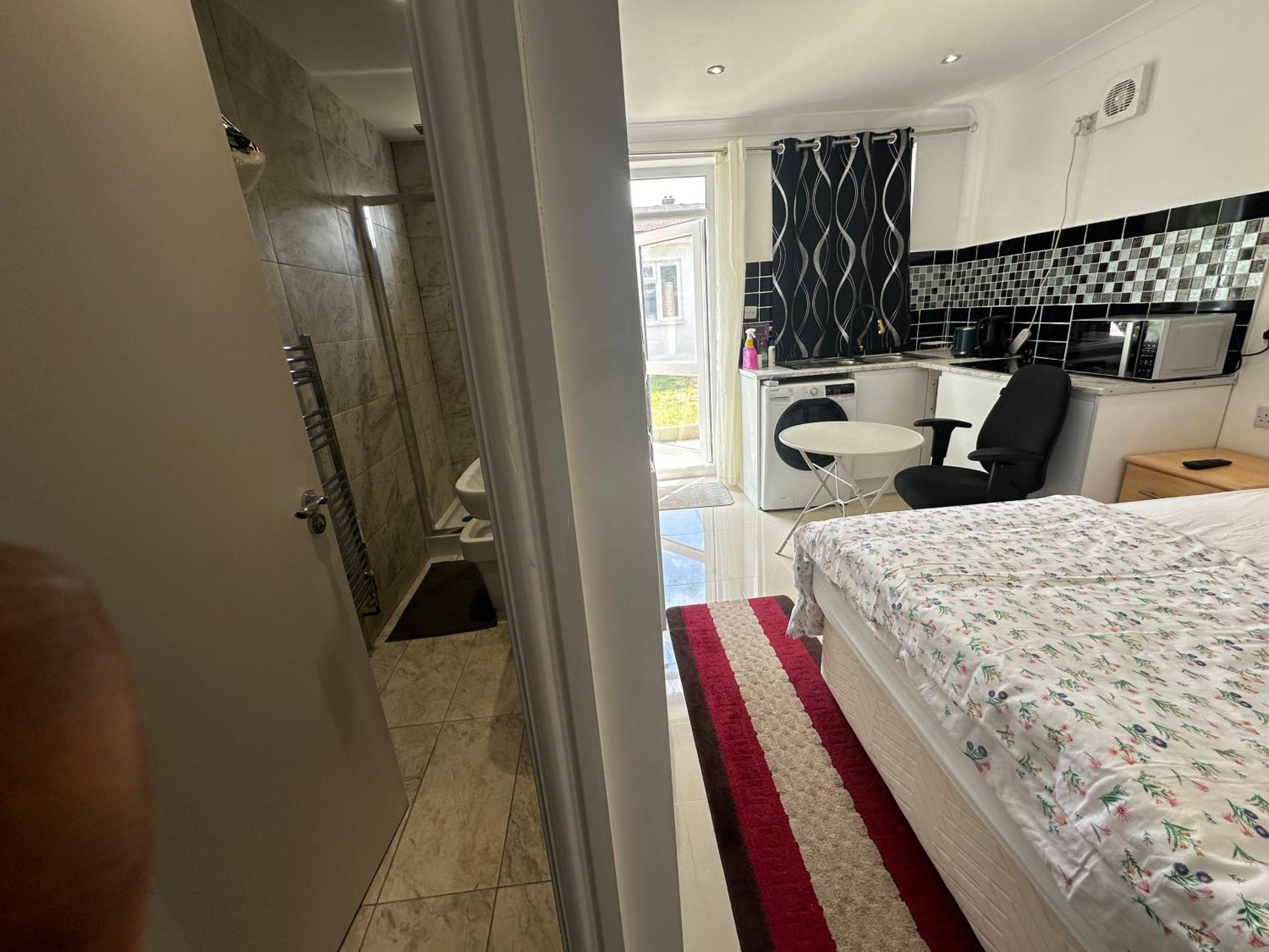 Luxury Ensuite Studio In Crayford Dartford Bexley London With Full Kitchen And Side Garden Alleyway Entrance Erith Exteriér fotografie