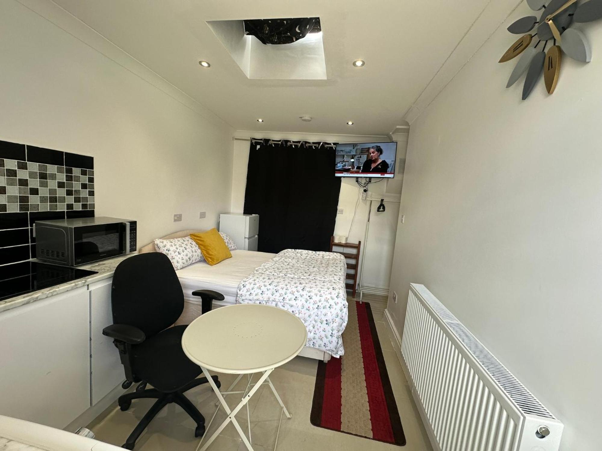 Luxury Ensuite Studio In Crayford Dartford Bexley London With Full Kitchen And Side Garden Alleyway Entrance Erith Exteriér fotografie