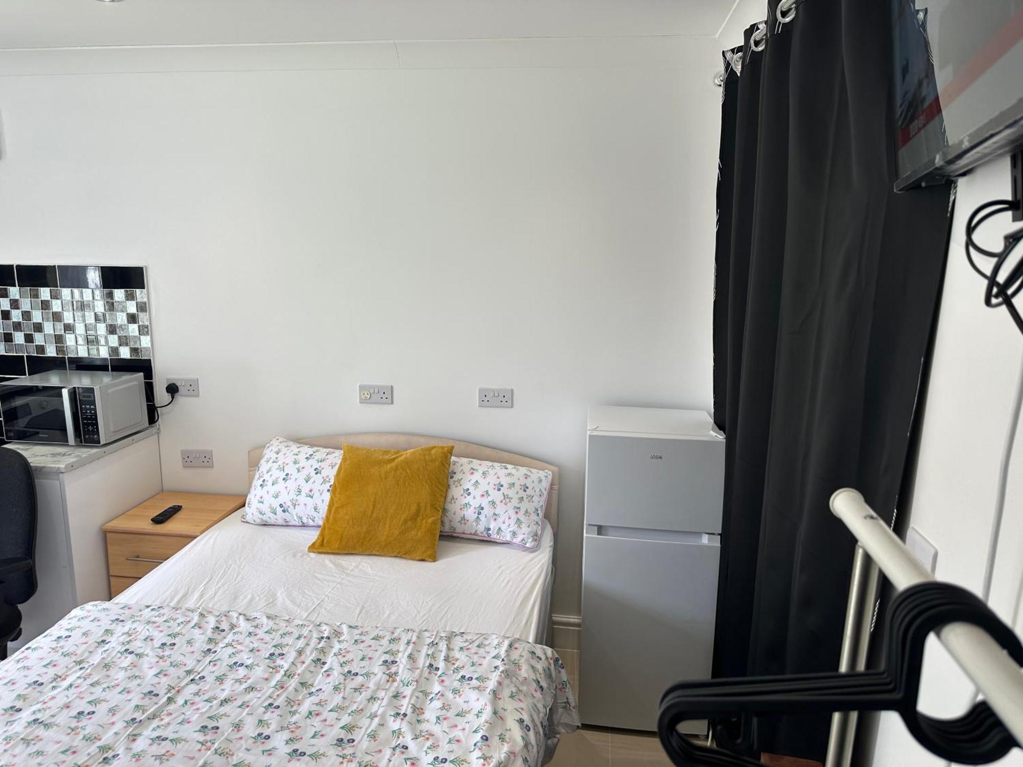 Luxury Ensuite Studio In Crayford Dartford Bexley London With Full Kitchen And Side Garden Alleyway Entrance Erith Exteriér fotografie