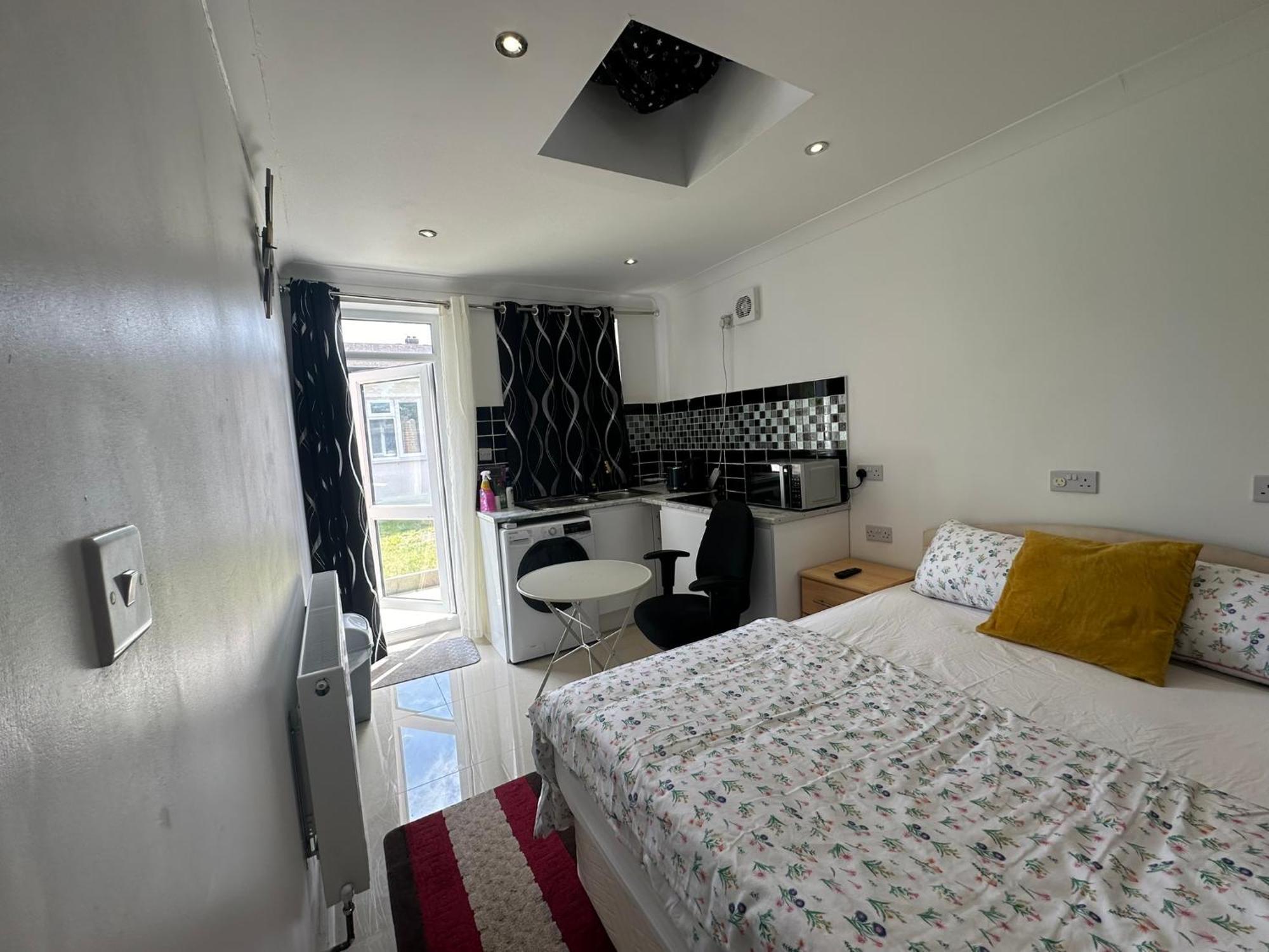 Luxury Ensuite Studio In Crayford Dartford Bexley London With Full Kitchen And Side Garden Alleyway Entrance Erith Exteriér fotografie