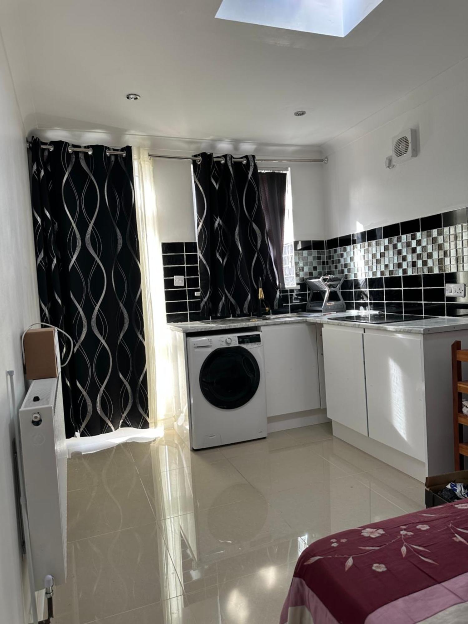 Luxury Ensuite Studio In Crayford Dartford Bexley London With Full Kitchen And Side Garden Alleyway Entrance Erith Exteriér fotografie