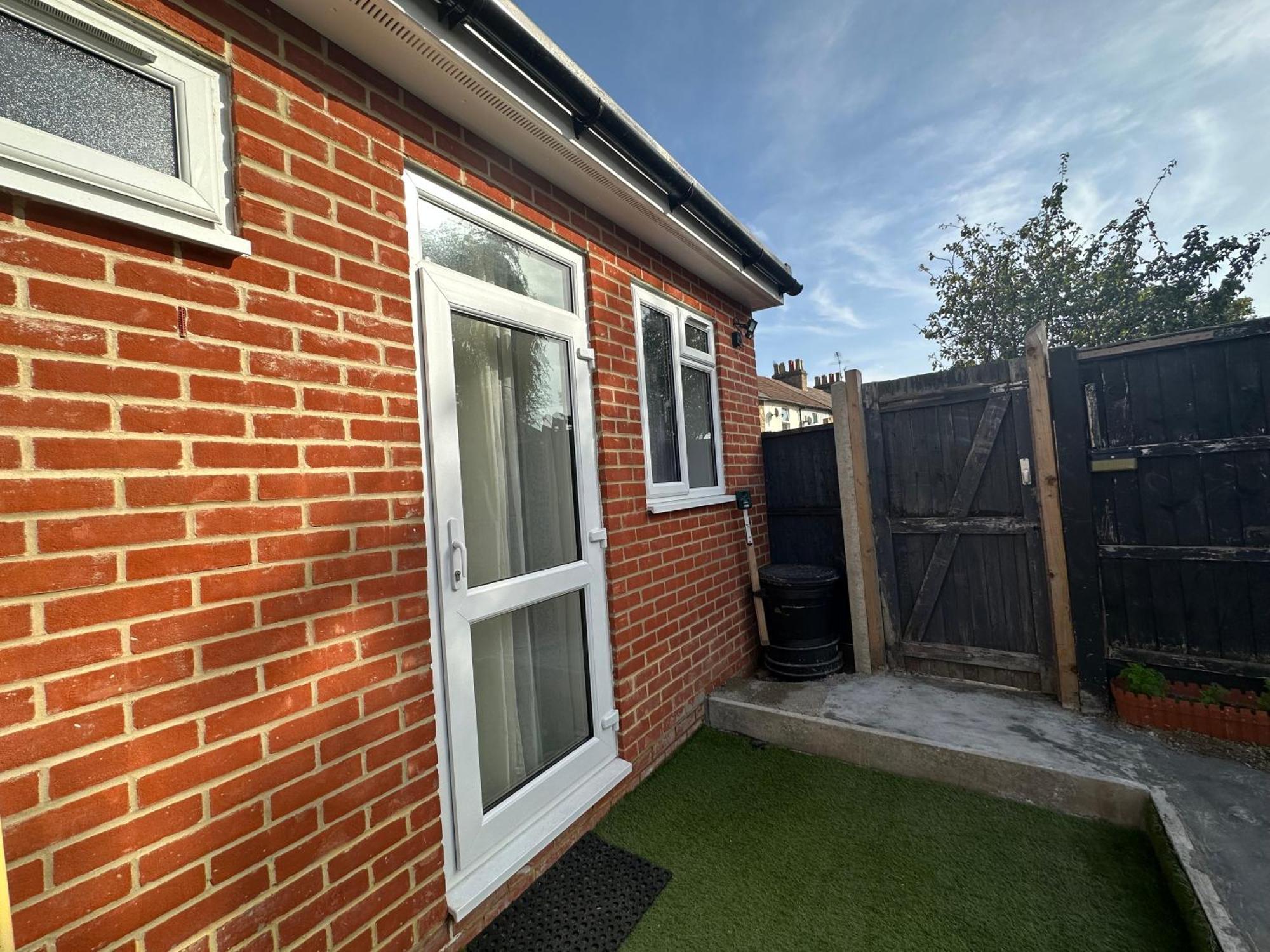 Luxury Ensuite Studio In Crayford Dartford Bexley London With Full Kitchen And Side Garden Alleyway Entrance Erith Exteriér fotografie