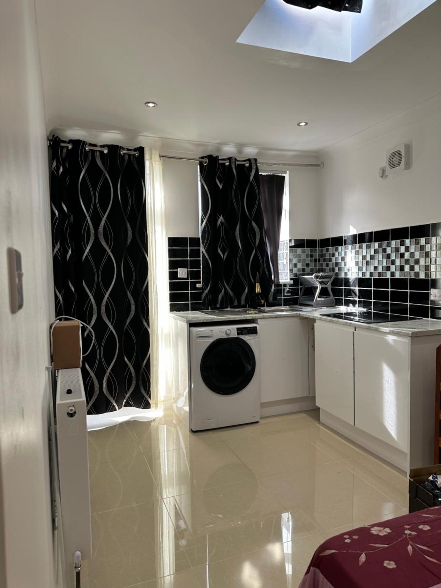 Luxury Ensuite Studio In Crayford Dartford Bexley London With Full Kitchen And Side Garden Alleyway Entrance Erith Exteriér fotografie
