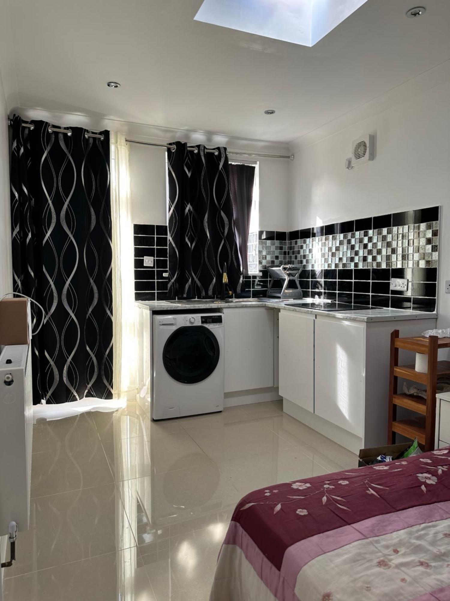 Luxury Ensuite Studio In Crayford Dartford Bexley London With Full Kitchen And Side Garden Alleyway Entrance Erith Exteriér fotografie